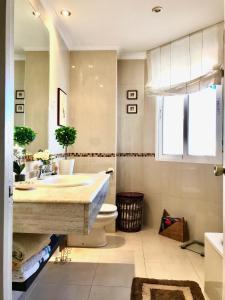 La salle de bains est pourvue d'un lavabo, de toilettes et d'une fenêtre. dans l'établissement Primera Linea de Playa con vistas al Mar, à Águilas