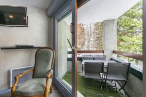 Habitación con balcón con mesa y sillas. en L'Esquiròu - Proche pistes pour 6, en Barèges