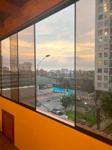 - une vue sur le parking depuis la fenêtre dans l'établissement San Miguel, 3 dormitorios, terraza wifi cochera, à Lima