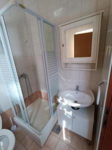 a bathroom with a shower and a sink and a toilet at Studio Apartmani Zorić in Šilo