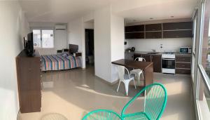 cocina y sala de estar con mesa y sillas en BHI Hospital Municipal en Bahía Blanca