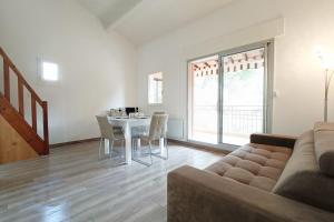 Afbeelding uit fotogalerij van Spacious sea view apart at 50m from the beach in Bandol