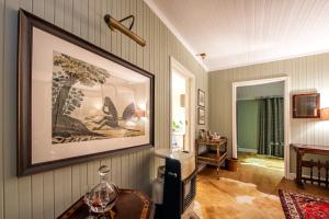 een woonkamer met een foto aan de muur bij Camp Figtree by The Oyster Collection in Addo