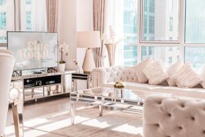 ドバイにあるElite Royal Apartment - Full Burj Khalifa & Fountain View - Deluxeのリビングルーム(ソファ、テレビ付)