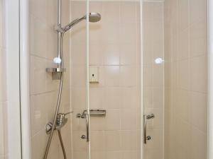 una ducha con puerta de cristal en un baño en Inselresidenz Strandburg Juist Ferienwohnung 50955, en Juist 4 fotos más