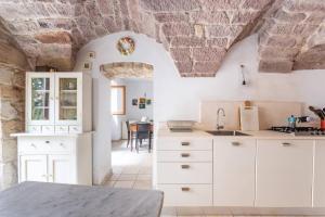 Kjøkken eller kjøkkenkrok på The Private Courtyard in Sardinia
