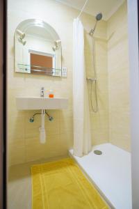 W łazience znajduje się umywalka oraz prysznic z lustrem. w obiekcie Lantern Stay w mieście Marsalforn