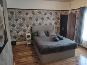 um quarto com uma cama com uma parede de pedra em Bright Park Inn em Peterborough