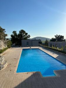 Piscina de la sau aproape de Magnificent Flat with Shared Pool in Milas