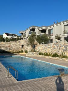 una piscina frente a un edificio en Magnificent Flat with Shared Pool in Milas, en Milas