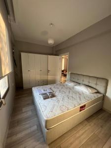 Schlafzimmer mit einem großen Bett und weißen Schränken in der Unterkunft Magnificent Flat with Shared Pool in Milas in Milas