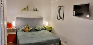 1 dormitorio con 1 cama con 2 almohadas en Bookingrent Palermo1 en Buenos Aires