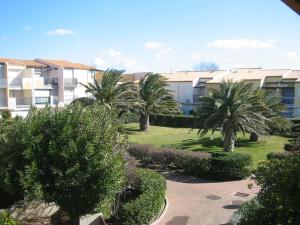 Ogród w obiekcie AQUAPLAGE Joli appartement RDC piscine 1 ère ligne mer Richelieu Cap d'Agde