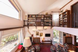 una sala de estar con una escalera y estanterías en Maison Jaune by Wonderful Italy en Bellagio