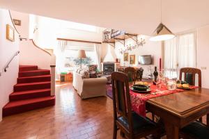 cocina y sala de estar con mesa y comedor en Maison Jaune by Wonderful Italy en Bellagio