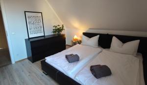 Un dormitorio con una cama con dos bolsas. en HOMELY STAY in a MODERN GREEN DREAM, en Dachau