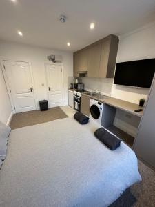 una grande cucina con un grande letto in una stanza di Bright Modern, 1 Bed Flat, 15 Mins Away From Central London a Hendon