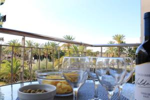 - une table avec des verres à vin et un bol de nourriture dans l'établissement Can Robert Apartment by SitgesNow, à Sitges