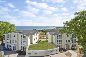 eine Luftansicht eines Gebäudes mit Gras auf dem Dach in der Unterkunft mit Meerblick und Balkon, gratis Nutzung vom AHOI Erlebnisbad und Sauna in Sellin - Meeresblick FeWo 38 in Göhren