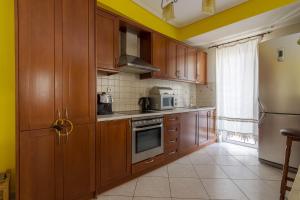 Cucina o angolo cottura di Bright 2 Bedroom Apartment In Nea Smirni