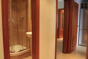 La salle de bains est pourvue d'une douche et d'un lavabo. dans l'établissement Can Robert Apartment by SitgesNow, à Sitges