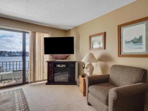 TV a/nebo společenská místnost v ubytování 112 Edgewater Inn with Waterfront Access