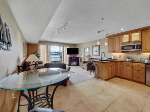 A kitchen or kitchenette at 112 Edgewater Inn with Waterfront Access