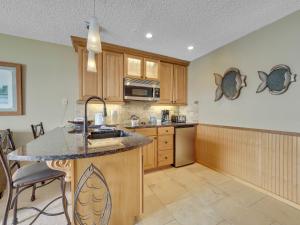 Kuchyň nebo kuchyňský kout v ubytování 112 Edgewater Inn with Waterfront Access + 10 fotografií