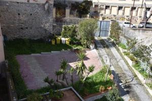 uma vista superior de um jardim com árvores e plantas em B&B LE DUE ISOLE em Nuoro