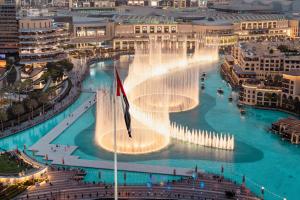 une grande fontaine au milieu d'une ville dans l'établissement Elite Royal Apartment - Full Burj Khalifa and Fountain View - The Royal, à Dubaï