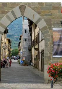 um arco sobre uma rua numa cidade em Le Balze nel cuore della Toscana em Castelfranco di Sopra