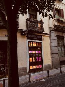 una tienda con un cartel delante de un edificio en PACOROOMS, en Madrid