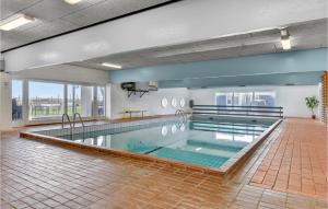 una gran piscina en un edificio en Gorgeous Apartment In Vestervig With Kitchen, en Vestervig