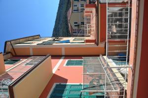 a view of the side of a building with glass windows at Gambero Nero in Tellaro