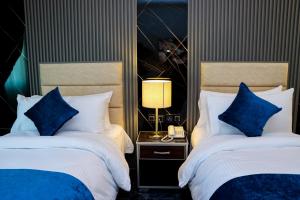 Tempat tidur dalam kamar di The RN Hotels