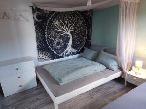 1 cama en un dormitorio con un mural en la pared en GeraldineWeg30 -FeWo Geralex, en Hessisch Oldendorf