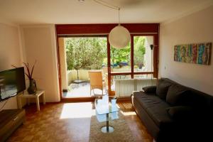 TV a/nebo společenská místnost v ubytování Ruhige 2-Zimmer Wohnung m.Terrasse,Nähe Uni-Klinik