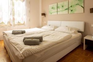 1 cama blanca grande con 2 almohadas en Ruhige 2-Zimmer Wohnung m.Terrasse,Nähe Uni-Klinik en Tübingen