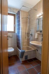 y baño con lavabo, bañera y aseo. en Ruhige 2-Zimmer Wohnung m.Terrasse,Nähe Uni-Klinik en Tübingen