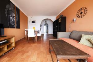 een woonkamer met een bank en een tafel bij apartment with breathtaking view in Burgau +13 foto's