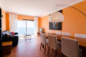 een woonkamer met een eettafel en een bank bij apartment with breathtaking view in Burgau