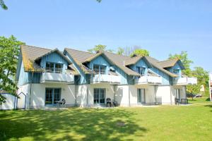 PutgartenにあるFerienresidenz Kap Arkona FeWo 06 - Balkon, OG und DGの緑屋根の大白い家