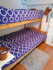 a bunk bed with a blue and white pattern on it at Bispgården Paradis 