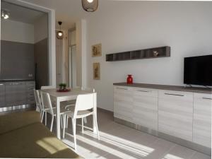 Televízia a/alebo spoločenská miestnosť v ubytovaní Lovely flat with balcony and shared swimming pool