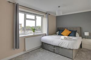 a bedroom with a bed and a window at Modern 1BR Gem - Stylish Flat in Harlow in Great Parndon