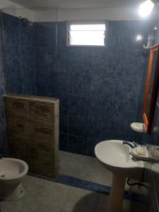 ミナ・クラベロにあるSierras Alojamientoのバスルーム(洗面台、トイレ付)