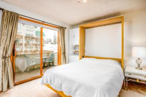 1 dormitorio con cama y ventana grande en Timberline Getaway en Girdwood