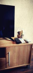 escritorio con TV y mando a distancia en Σοφίτα " Μαργαρίτα ", en Tríkala