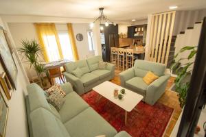 Spacious, central and luxury flat with great view!的休息区