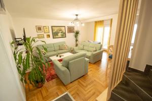 Spacious, central and luxury flat with great view!的休息区
